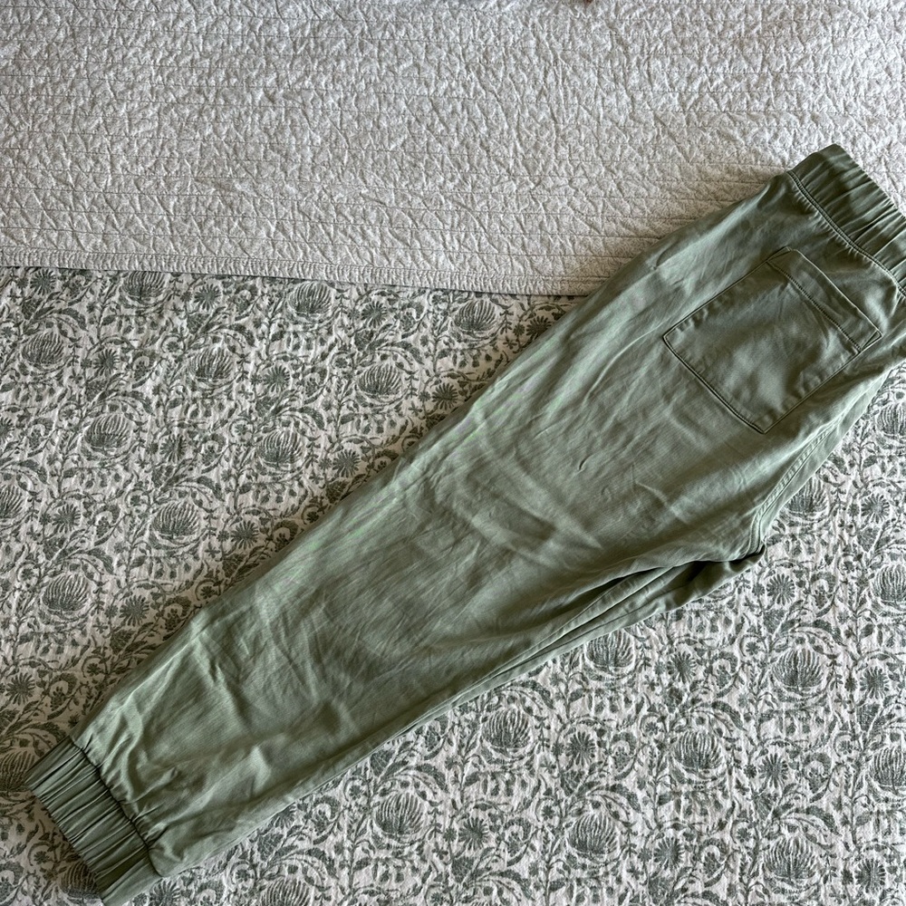 LIKE NEW! Bella Dahl Pocket Jogger - Olive Grove